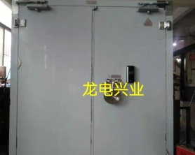 304不銹鋼防彈門、槍彈庫門， 帶防彈視窗 ? 出口東南亞  某軍械倉庫用門 ?數(shù)量：360套（為第二批，第一批550套）